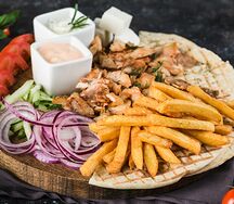 Гирос на тарелке со свининой