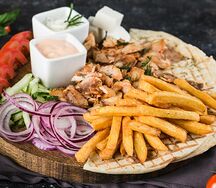 Гирос на тарелке с курицей