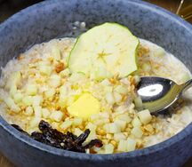 Каша овсяная с орехами и черносливом