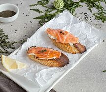 Брускетта с лососем