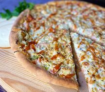 Пицца с копченостями