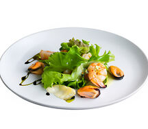 Салат с морепродуктами ( Кальмар, гребешки, осминошки )