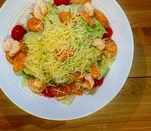 Салат Цезарь с креветками