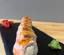 Карамельная Филадельфия с опалённым лососем