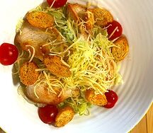 Салат Цезарь с курицей