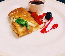 Блин с сыром и ягодным соусом