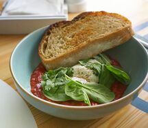 Шакшука с яйцами пашот 