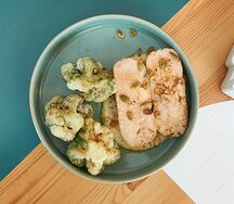 Куриная грудка, хрустящая брокколи, ореховый соус 