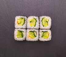 Ролл с огурцом классический