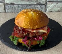 Бургер Биф с рукколой и ягодным конфи