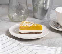 Кусочек торта манго-кокос