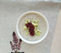 Полезная геркулесовая каша на молоке с фруктами и ягодами