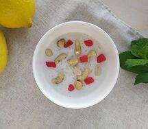 Молочная рисовая каша с кешью и курагой