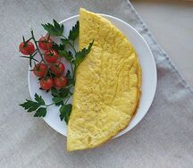 Омлет из свежих яиц с сыром и зеленью