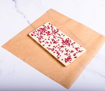 Плитка из белого бельгийского шоколада с сублимированной малиной