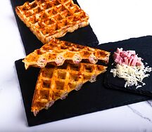 Вафля бельгийская с ветчиной и сыром