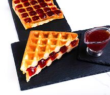 Вафля бельгийская с малиновым джемом