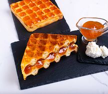 Вафля бельгийская с творогом и абрикосовым джемом