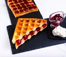 Вафля бельгийская с творогом и клубничным джемом