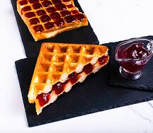Вафля бельгийская с клубничным джемом