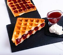 Вафля бельгийская с творогом и малиновым джемом