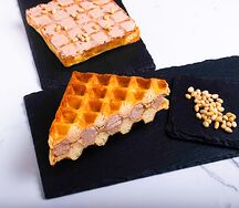 Сытная вафля с паштетом из куриной печени и кедровыми орешками