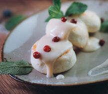 Сырники из печи в соусе из топленого молока