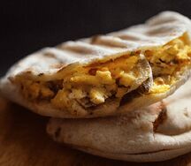 Омлет в пите с курицей и маринованным огурчиком