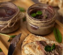 Паштет из куриной печени с вишневым соусом