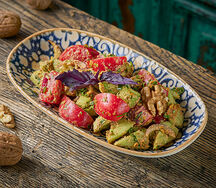 Овощной салат по-грузински с грецким орехом