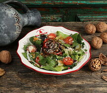 Теплый салат с языком и печеным перцем