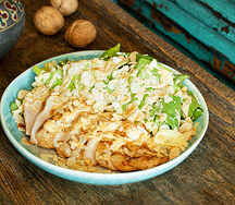 Тёплый салат с курицей и баже из миндаля