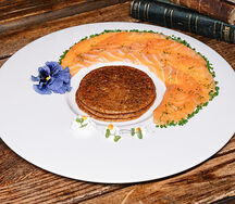 Сёмга малосольная со ржаными блинами