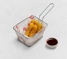 Жареный сыр с брусничным соусом 