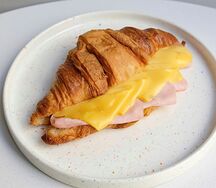 Круассан с сыром и ветчиной
