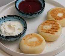 Сырники с вареньем из клубники и сметаной