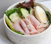 Салат-микс с пастрами из индейки