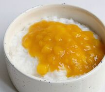 Каша рисовая с вареньем из манго