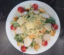 Салат Цезарь с курицей