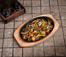 Горячая сковорода с говядиной и овощами