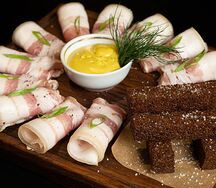 Сало домашнее с горчицей и гренками