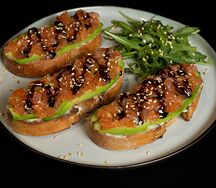 Брускетта с лососем и авокадо