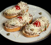 Брускетта с говяжьей вырезкой