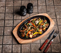 Горячая сковорода со свининой и овощами