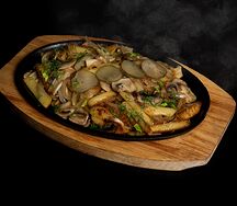 Горячая сковорода с жареной картошкой и луком