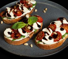 Брускетта с моцареллой, помидорами и соусом песто