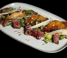 Салат с ростбифом и грушей