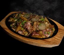 Горячая сковорода с жареной картошкой и беконом