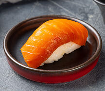 Суши с лососем