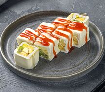 Сладкий ролл с клубничным соусом